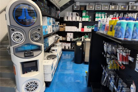 Commercial property in Hialeah, Florida № 2010020 - photo 4