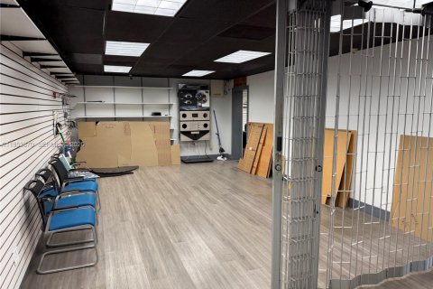 Commercial property in Hialeah, Florida № 2010020 - photo 13