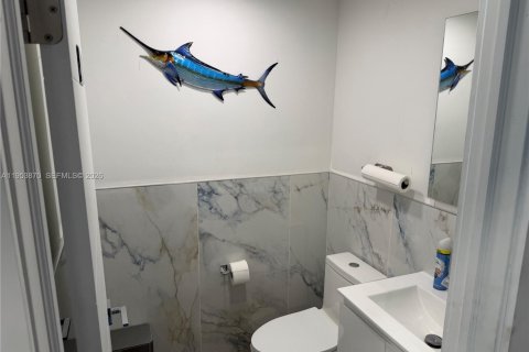 Commercial property in Hialeah, Florida № 2010020 - photo 12