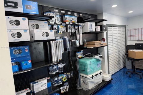 Commercial property in Hialeah, Florida № 2010020 - photo 8