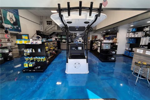 Commercial property in Hialeah, Florida № 2010020