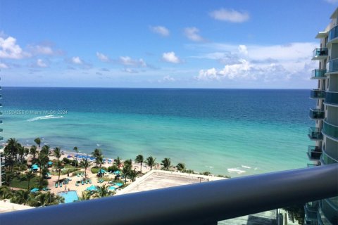 Снять в аренду кондоминиум в Холливуд, Флорида 1 спальня, 81.2м2, № 1985139 - фото 2