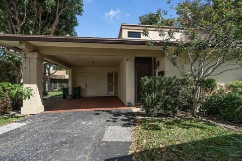 Townhouse in Tamarac, Florida 2 bedrooms, 152.55 sq.m. № 1228465 - photo 1
