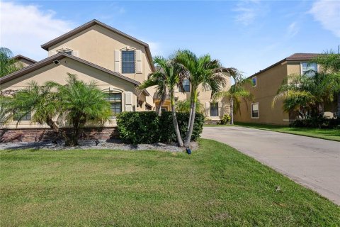 House in Wimauma, Florida 5 bedrooms, 352.94 sq.m. № 2226237 - photo 3