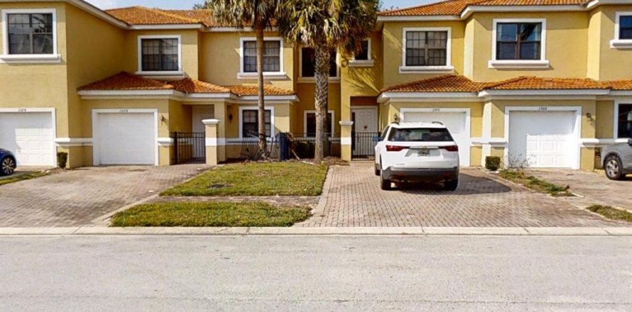 Adosado en Kissimmee, Florida 3 dormitorios, 138.89 m2 № 2212819