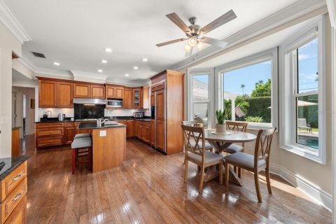House in Belleair, Florida 4 bedrooms, 333.52 sq.m. № 2324223 - photo 19