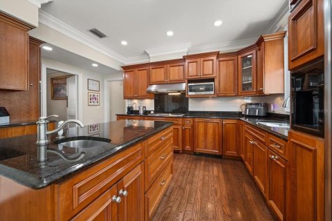 House in Belleair, Florida 4 bedrooms, 333.52 sq.m. № 2324223 - photo 18