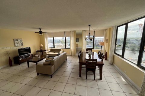 Condo in Hollywood, Florida, 2 bedrooms № 1957622 - photo 3