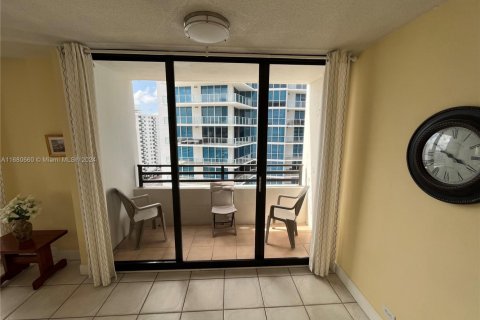 Condo in Hollywood, Florida, 2 bedrooms № 1957622 - photo 5