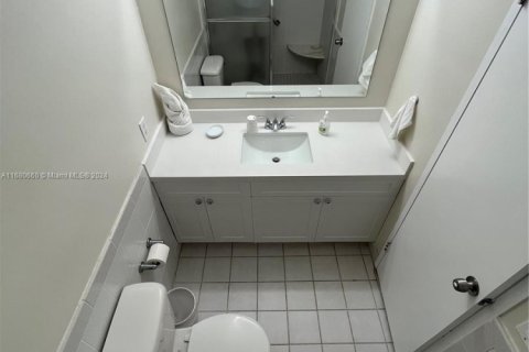 Condo in Hollywood, Florida, 2 bedrooms № 1957622 - photo 8