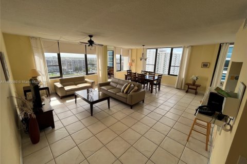 Condo in Hollywood, Florida, 2 bedrooms № 1957622 - photo 2