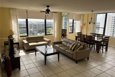 Condo in Hollywood, Florida, 2 bedrooms № 1957622 - photo 1