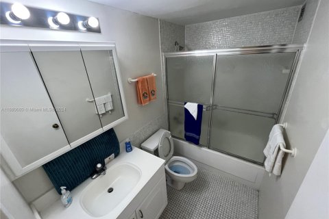 Condo in Hollywood, Florida, 2 bedrooms № 1957622 - photo 12
