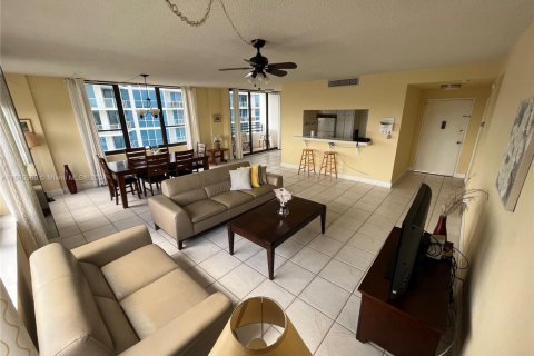 Condo in Hollywood, Florida, 2 bedrooms № 1957622 - photo 4
