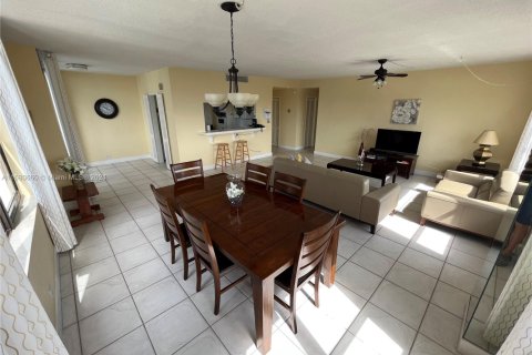 Condo in Hollywood, Florida, 2 bedrooms № 1957622 - photo 13