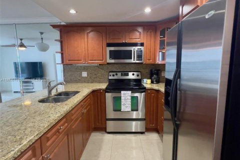 Снять в аренду кондоминиум в Майами-Бич, Флорида 1 спальня, 60.85м2, № 1949911 - фото 2