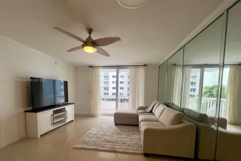 Снять в аренду кондоминиум в Майами-Бич, Флорида 1 спальня, 60.85м2, № 1949911 - фото 1