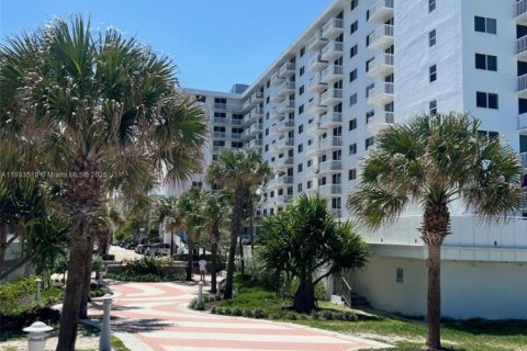 Снять в аренду кондоминиум в Майами-Бич, Флорида 1 спальня, 60.85м2, № 1949911 - фото 9