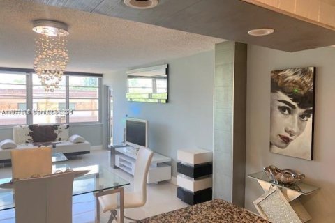 Condo in Miami Beach, Florida, 1 bedroom  № 2041571 - photo 3