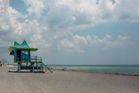 Condo in Miami Beach, Florida, 1 bedroom  № 2041571 - photo 9