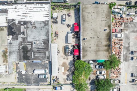 Commercial property in Hollywood, Florida № 1997459 - photo 2