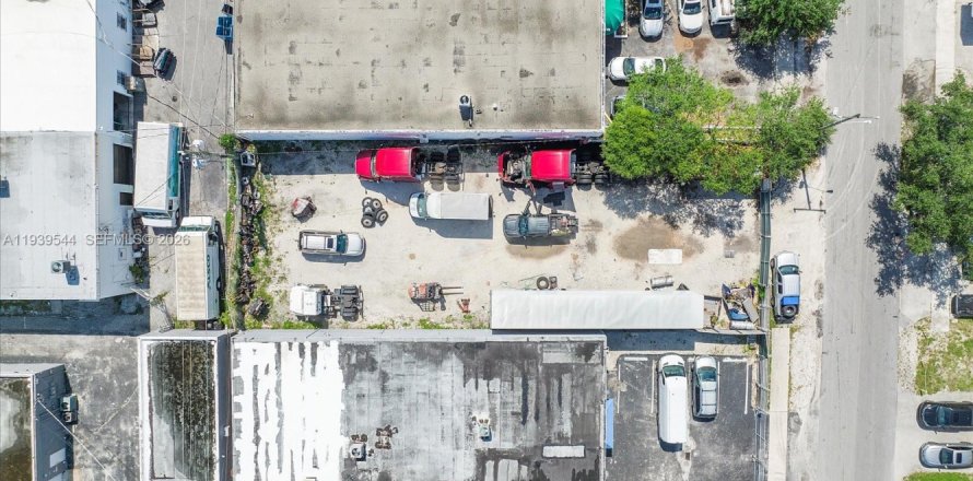 Commercial property in Hollywood, Florida № 1997459