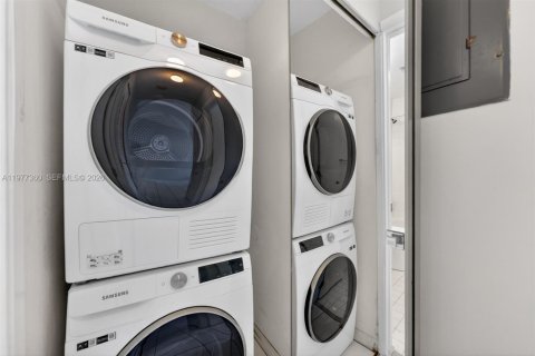 Снять в аренду кондоминиум в Майами, Флорида 2 спальни, 104.98м2, № 2079558 - фото 14