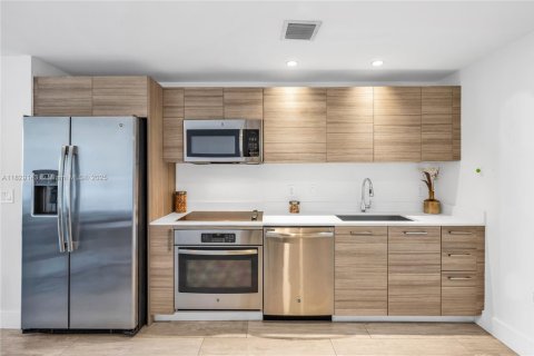 Condo in Miami, Florida, 1 bedroom  № 1800768 - photo 5