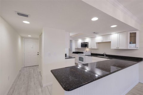 Condo in Bradenton, Florida, 2 bedrooms  № 2149799 - photo 5