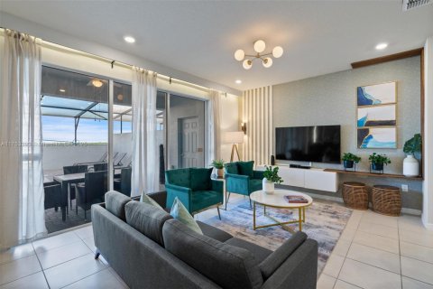 Townhouse in Davenport, Florida 5 bedrooms № 1707710 - photo 2