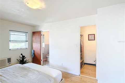 Condo in Saint Pete Beach, Florida, 1 bedroom  № 1090314 - photo 23