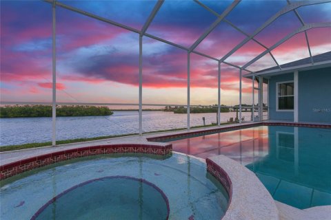 Villa ou maison à vendre à New Port Richey, Floride: 4 chambres, 216.09 m2 № 2133013 - photo 2