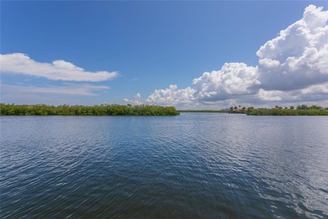 Villa ou maison à vendre à New Port Richey, Floride: 4 chambres, 216.09 m2 № 2133013 - photo 5