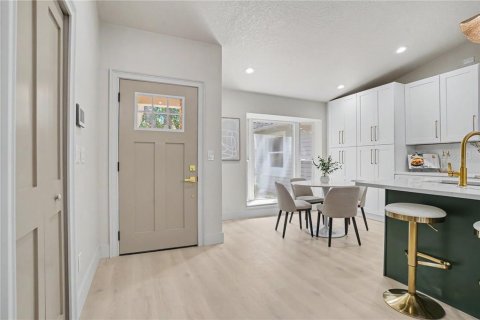 House in Tampa, Florida 4 bedrooms, 325.34 sq.m. № 2353189 - photo 7