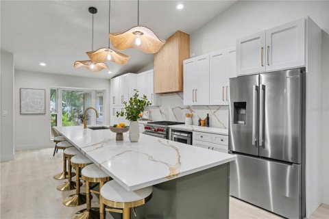 House in Tampa, Florida 4 bedrooms, 325.34 sq.m. № 2353189 - photo 15