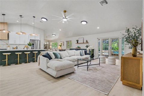 House in Tampa, Florida 4 bedrooms, 325.34 sq.m. № 2353189 - photo 9