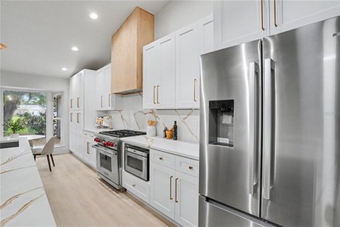 House in Tampa, Florida 4 bedrooms, 325.34 sq.m. № 2353189 - photo 16