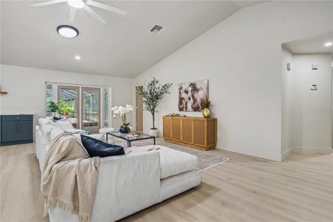 House in Tampa, Florida 4 bedrooms, 325.34 sq.m. № 2353189 - photo 8