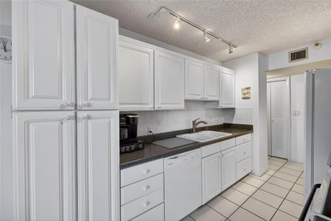 Condo in Pompano Beach, Florida, 2 bedrooms  № 2190781 - photo 8