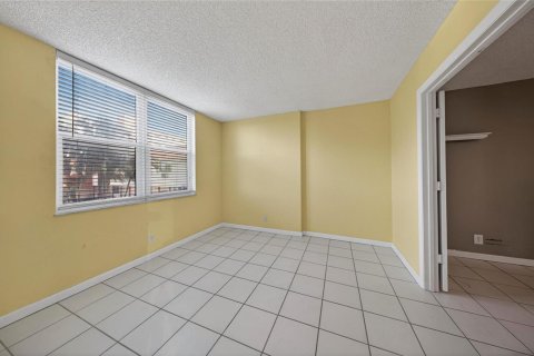 Condo in Pompano Beach, Florida, 2 bedrooms  № 2190781 - photo 13