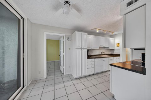 Condo in Pompano Beach, Florida, 2 bedrooms  № 2190781 - photo 7