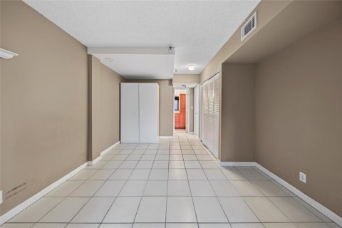 Condo in Pompano Beach, Florida, 2 bedrooms  № 2190781 - photo 17