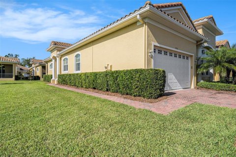 House in New Port Richey, Florida 3 bedrooms, 158.77 sq.m. № 1806541 - photo 2