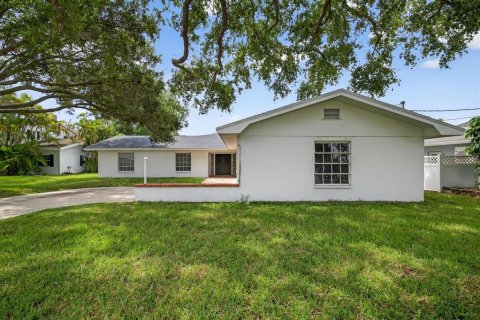 House in Palm Harbor, Florida 4 bedrooms, 227.42 sq.m. № 1866252 - photo 11