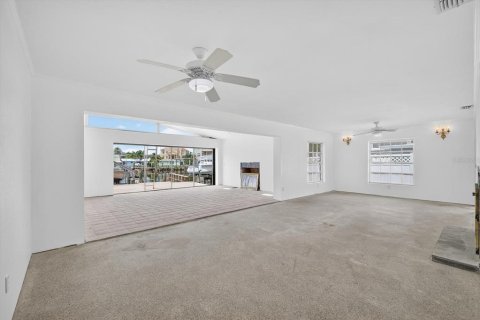 House in Palm Harbor, Florida 4 bedrooms, 227.42 sq.m. № 1866252 - photo 16