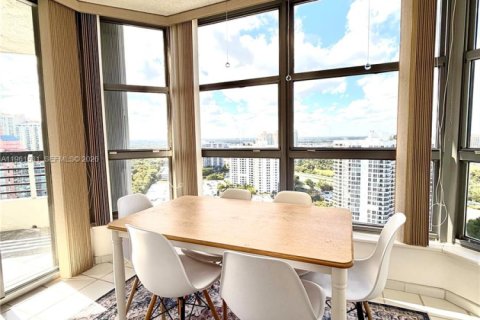 Condo in Aventura, Florida, 2 bedrooms  № 2080838 - photo 9