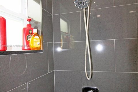 Casa en venta en Miami, Florida, 4 dormitorios, 181.62 m2 № 2011424 - foto 18