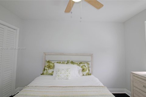 Casa en venta en Miami, Florida, 4 dormitorios, 181.62 m2 № 2011424 - foto 16