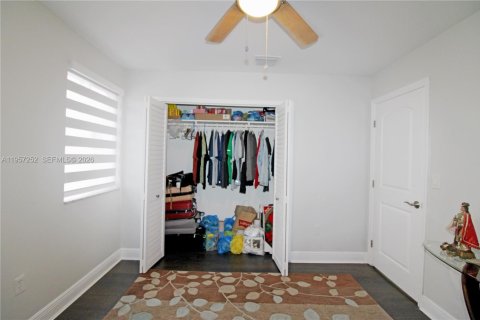 Casa en venta en Miami, Florida, 4 dormitorios, 181.62 m2 № 2011424 - foto 13