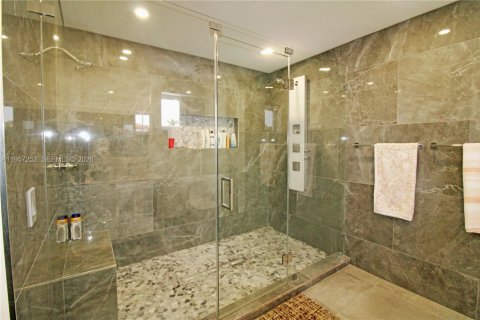 Casa en venta en Miami, Florida, 4 dormitorios, 181.62 m2 № 2011424 - foto 25